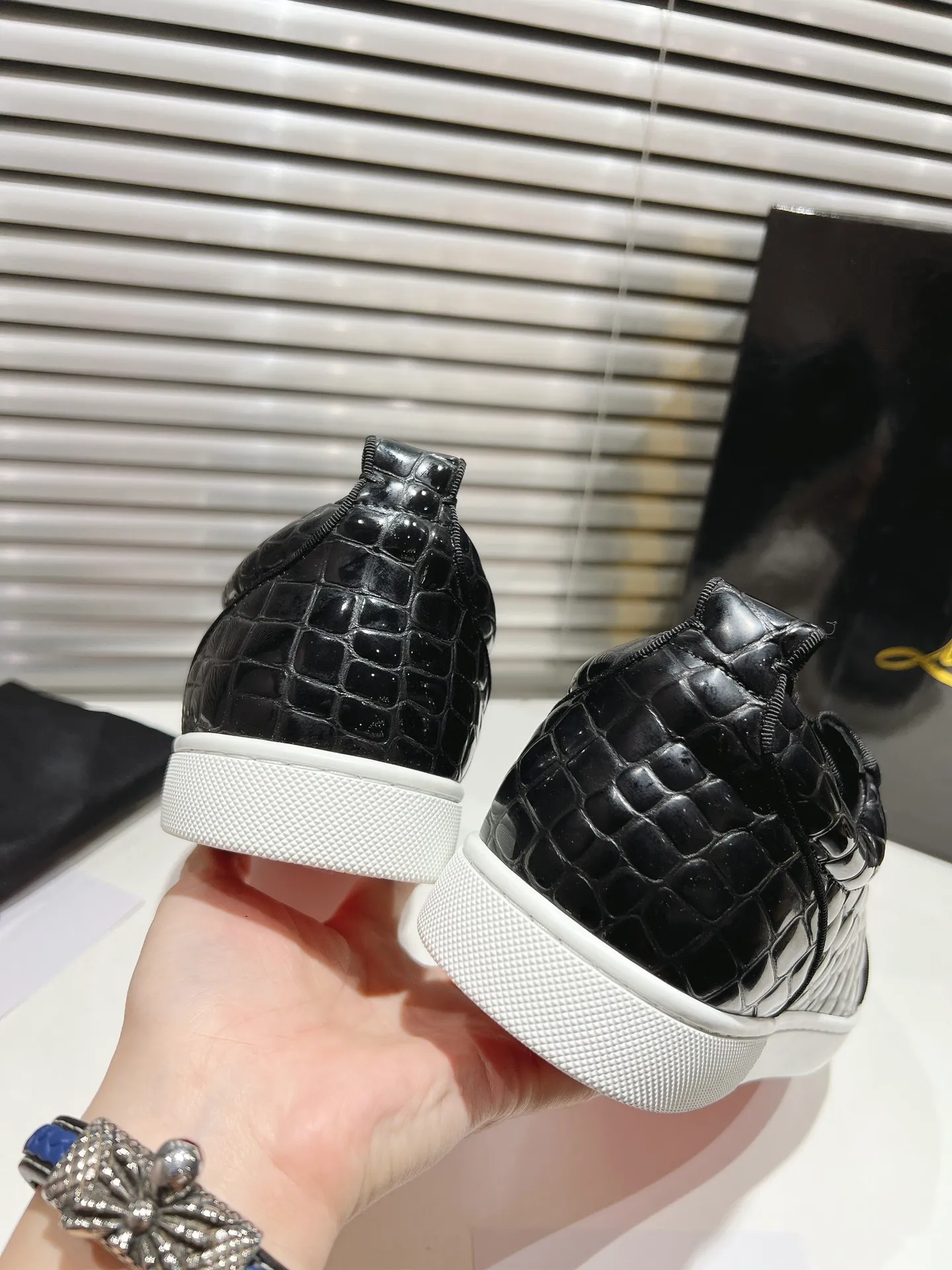 👟👟Ex-factory price 680👟👟 ╔Low top black stone pattern rim model╗ ·Top version customization·²⁰²²𝐬𝐬 𝑪𝒉𝒓𝒊𝒔𝒕𝒊𝒂𝒏 𝑳𝒐𝒖𝒃𝒐𝒖𝒕𝒊𝒏 ▪️No matter the last shape, fabric, diamonds, nails, lining, outsole, they are as close as possible to ZP... ▪️The original sole is specially provided by the original factory ▪️The lining is imported water-dyed cowhide ▪️Private customization time is about 3-7 days —————— Size: Women's 35M-41M Men's 38M-47M, half size can be customized